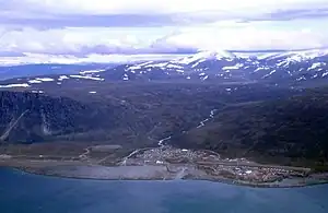 Die Siedlung Pangnirtung am gleichnamigen Fjord, einem östlichen Seitenarm des Cumberland Sound