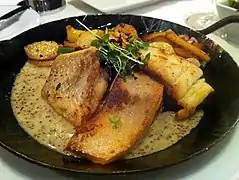 „Hamburger Pannfisch“ – hier in einer Servier­pfanne angerichtet im Hotel Atlantic Kempinski in Hamburg