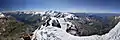 Blick vom Matterhorn auf Mattertal (links) mit Mischabel auf der Ostseite, Monte Rosa (Bildmitte) und Valtournenche (rechts).