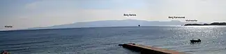 Blick von Ouranoupoli auf das Panorama der Halbinsel Sithonia mit dem Gebirgszug Itamos. Nördlich des etwa 800 m hohen Berges Itamos ist der etwa 560 m hohe Berg Karvounas herausragend