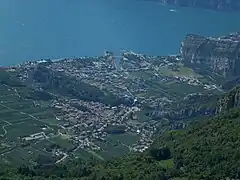 Der Ort Torbole am Rand des Sees, rechts davon die Sarcamündung und im Vordergrund Nago