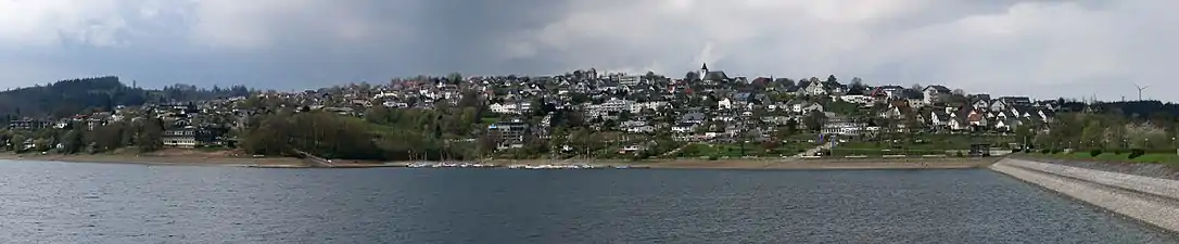Blick auf Langscheid und den Sorpedamm vom Überlauf am Ostufer aus.
