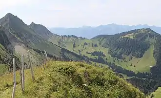 Blick vom Col de Lys auf den Soladier, links davon Vanil des Artses und Le Pila, rechts Le Molard, davor das Tal der Veveyse de Fégire, im Hintergrund das Massiv der Cornettes de Bise