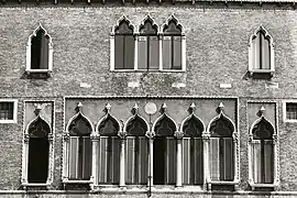 Oberer Teil der Fassade