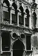 Vierfachfenster über dem Portal zum Kanal