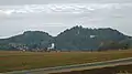 Blick von Südosten auf Papstdorf mit dem Gohrisch und dem Papststein im Hintergrund