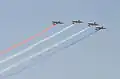 Hohes Akrobatikgeschwader „Halcones“ (Kunstflug) der chilenischen Luftwaffe hinterlässt eine Spur aus weiß-blau-rotem Trikolore-Rauch