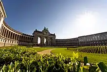Blick von Westen auf den Triumphbogen im Parc du Cinquantenaire