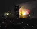Tour Montparnasse mit Eiffelturm während des Feuerwerks am Nationalfeiertag
