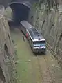 Eine CC 72000 vor einem Speisewagen im Einschnitt des Parc Montsouris, 2012