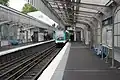 Station der Linie 2 mit nach Porte Dauphine ausfahrendem Zug