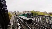 Über den Pont de Bir-Hakeim nach Passy ausfahrender Zug