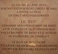 Gedenktafel zur Gründung des 16. Arrondissement als Folge der Erweiterung von Paris von 12 auf 20 Arrondissement