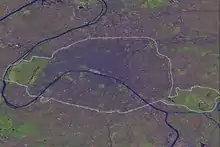 Farbige Satellitenfotografie des Départements Paris mit weißer Markierung der Grenze. Der Fluss verläuft von oben links nach unten rechts.