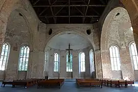 Blick zur Apsis mit Kreuzinstallation
