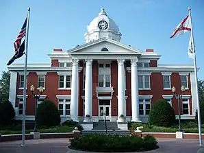 Pasco County Courthouse (2009). Das Courthouse wurde 1909 im Stile des Neoklassizismus errichtet. Im September 2006 wurde es in das NRHP eingetragen.