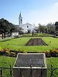 Die Alameda Chabuca vor der Basílica Nuestra Señora del Pilar in Recoleta (Buenos Aires), die am 1. September 1994 eingeweiht wurde und die die Stadtverwaltung von Buenos Aires im Gedenken an das Lied Argentina agredida anlässlich des Falklandkriegs benannte.