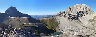 Cotschen und Tinzenhorn links, Piz Ela rechts und dazwischen der Pass d’Ela. Lai Mort im Vordergrund.