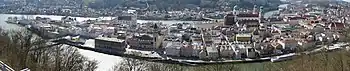 Die Altstadt von der Veste Oberhaus aus aufgenommen. Im Vordergrund die Donau, im Hintergrund der Inn