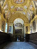 Durchgang zwischen Kapitelsaal und Parlatoio, mit Deckenfresken von Bernardino Cesari (1593)