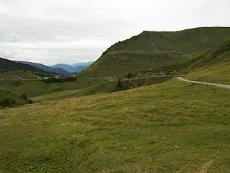 Blick auf die Passstraße Richtung Osten