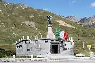 Gedenkstätte mit Beinhaus (ital. Ossario) für am Tonalepass während des Ersten Weltkrieges gefallene italienische Soldaten