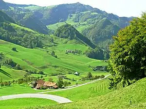 Passwangstrasse östlich von Beinwil, mit der Hohen Winde (1204 m) in der Bildmitte