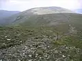 Blick entlang des Nordostgrats des Beinn Udlamain zum Gipfelplateau des A’ Mharconaich, links im Hintergrund der Geal-Chàrn