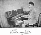 de Wit an einem Clavichord aus seiner Sammlung