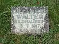 Grabstein der Bildhauerin, heute auf dem Friedhof in Straßdorf