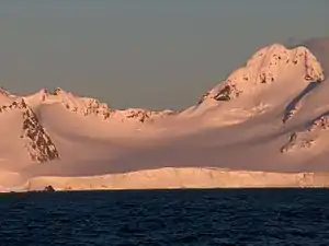 Blick von der Bransfieldstraße auf den Pautalia-Gletscher (rechts: Kalojan-Nunatak)