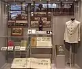 Vitrine mit Ausstellungs­stücken