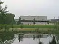 Der Pavelló Municipal Girona-Fontajau liegt am Ufer des Flusses Ter und dem Parc de la Devesa (Mai 2007)