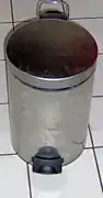 Mülleimer mit Pedalöffner für den Deckel