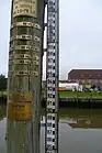 Der Pegel am Alten Hafen von Tönning zeigt den Wasserstand diverser Sturmfluten.