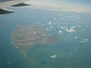 Luftbild der Insel und der Gemeinde