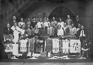 Kaninchenzüchterinnen und Lehrer bei einem Pelzverarbeitungslehrgang mit ihren Kaninfellteppichen (1925)