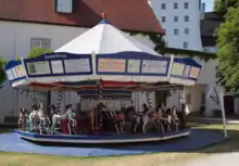 Der erstmals 1830 betriebene Pemperlprater in Passau mit dem »Fisch« für das Ringelstechen am rechten Bildrand (2014)