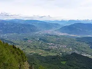 Blick auf Bozen, davor Eppan (St. Michael, Girlan)