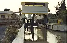 Hebefahrzeug mit gesenktem Schieber am unteren Rinnenende, 1984