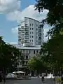 PEP-Einkaufszentrum vor Plattenbau