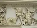 Gott mit Baumstamm und geflügelte Göttin