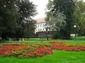 Abschnitt des Parks mit dem Zrinski-Palast im Hintergrund