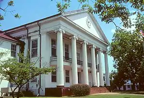 Das Perry County Courthouse im Marion Courthouse Square Historic District, der im NRHP eingetragen ist