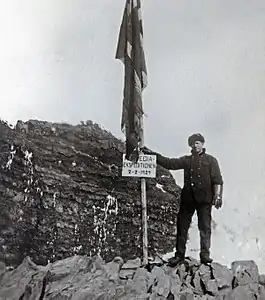 Kapitän Nils Larsen beim Hissen der norwegischen Flagge in der Sandefjord Cove am 2. Februar 1929