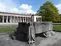 Skulptur 1966. Die vier Evangelistensymbole aus Kirchheimer Muschelkalk. Von Peter Moilliet (1921–2016), Bildhauer auf dem Friedhof am Hörnli.