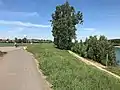 Rhein (rechts), Hofgut (links)