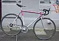 Ein Peugeot Rennrad aus den 1990ern mit einem TIG-geschweißtem Rahmen aus Reynolds 525 und einer Vitus-Alugabel