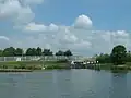 Die Schleuse Peulensluis unter der A15 bei Hardinxveld-Giessendam