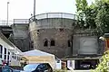 Der Rundturm auf der Pfaffendorfer Seite, oben links die Brückenschäden an der Nordzufahrt